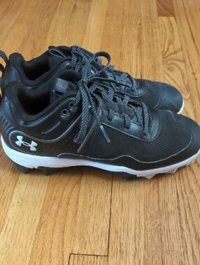 Under Armour Kids Black Sneakers with Red Insole
